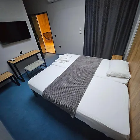 מלון O'clock Bed & 3*