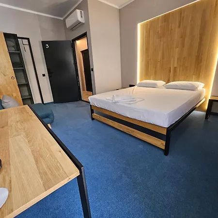 מלון O'clock Bed & 3*