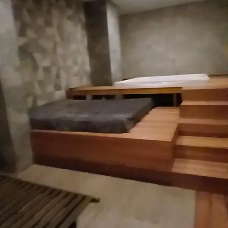 מלון O'clock Bed & 3*