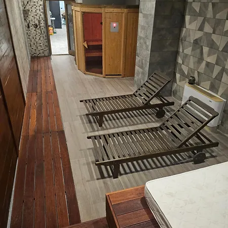 מלון O'clock Bed & 3*